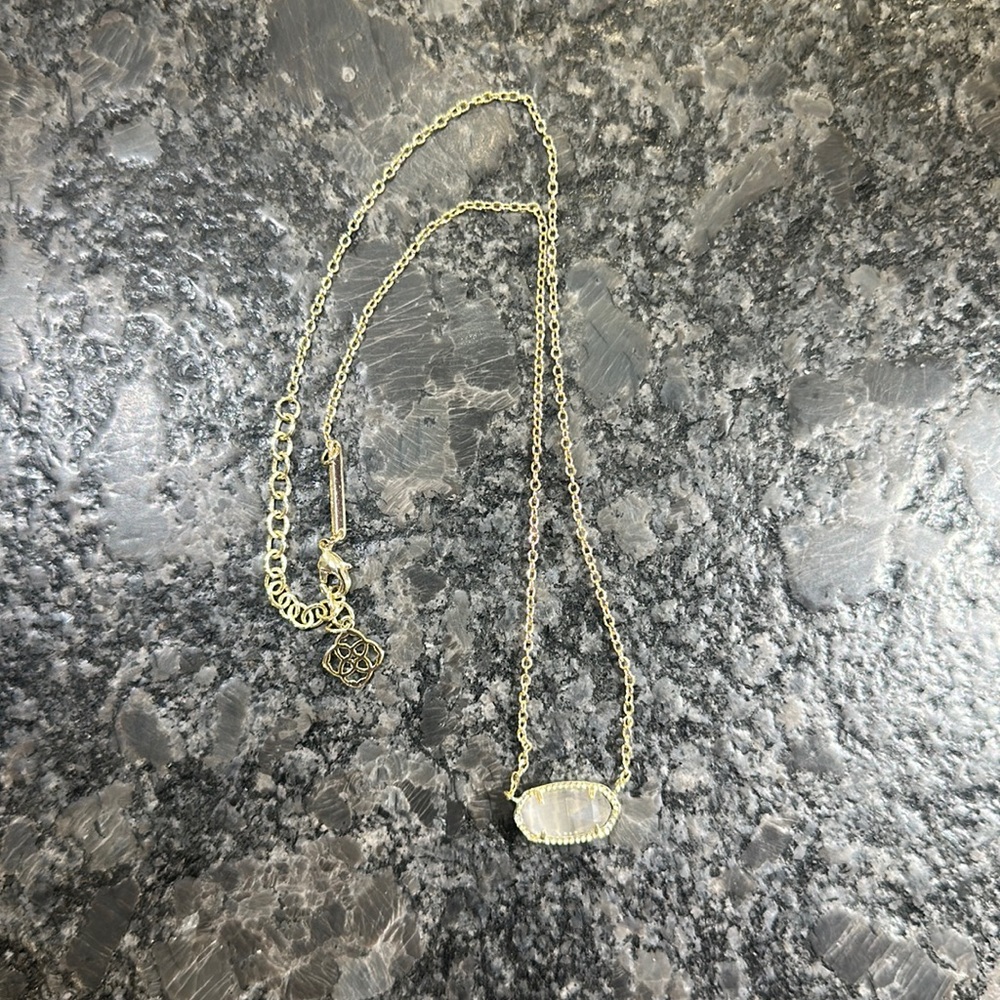 Kendra Scott Elisa Gold Pendant Necklace in Ivy Mother-of-pearl
